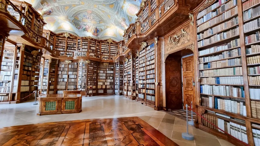 Бібліотечне крило було додано в 1744 році, через кілька десятиліть після будівництва головної будівлі монастиря. Бібліотека, спроєктована Йоганом Готхардом Гайбергером (1695–1764), містить близько 130 000 примірників. Основними елементами бібліотеки є фрески на стелі, а також вражаючі та витончені дерев'яні книжкові полиці в стилі бароко оздоблені шматочками дерева, розташованими у певному дизайні. Підлога бібліотеки має високополірований дизайн із трафаретним візерунком, який контрастує з плитами з Сольнхофена, різновидом вапнякової плитки. (Ulrike Hiebl/Shutterstock)