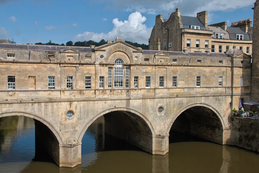 У центрі мосту Пултейні в стилі Палладіо архітектор Роберт Адам додав венеціанське вікно: арочне вікно, оточене колонами і прямокутними вікнами. Фасад також включає свинцеві куполи, фронтони (трикутні фронтони) і пілястри (сплощені колони). (Benjamin Smith/CC BY-SA 4.0)