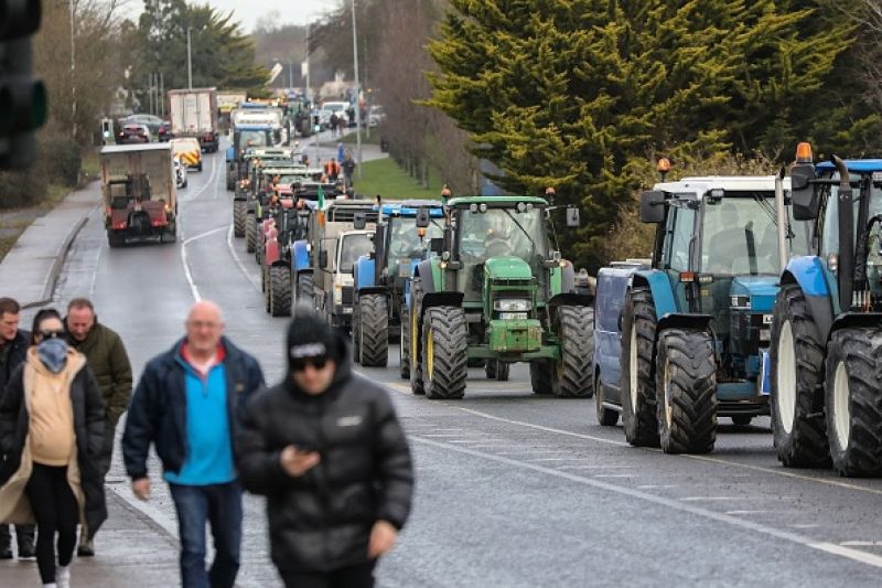 Ірландські фермери беруть участь у демонстрації проти торговельної угоди між ЄС і МЕРКОСУР у місті Атлон, 10 січня 2026 року. (Gareth CHANEY / AFP via Getty Images)