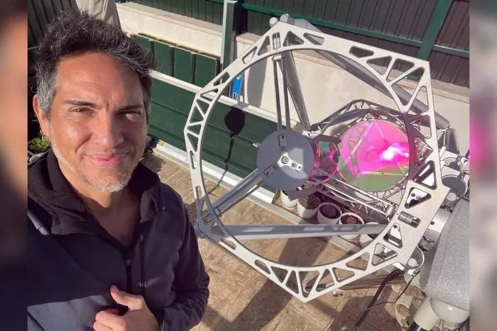 Астрофотограф Мігель Кларо з обсерваторії Dark Sky Alqueva в Португалії позує біля свого сонячного телескопа Soleye. (Photo : Miguel Claro)