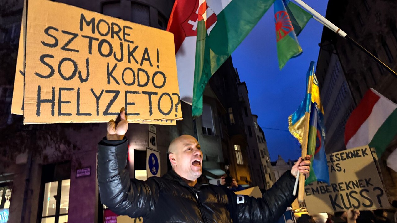 Протест проти міністра угорського уряду через його коментарі про ромів, Будапешт, Угорщина, субота, 31 січня 2026 року. (AP Photo/Bela Szandelszky)