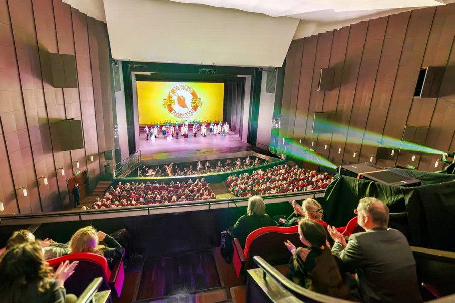 Увечері 9 січня 2026 року Shen Yun Performing Arts виступив перед повним залом у Великому театрі в Лодзі, Польща. (Zhang Qingyao/The Epoch Times)