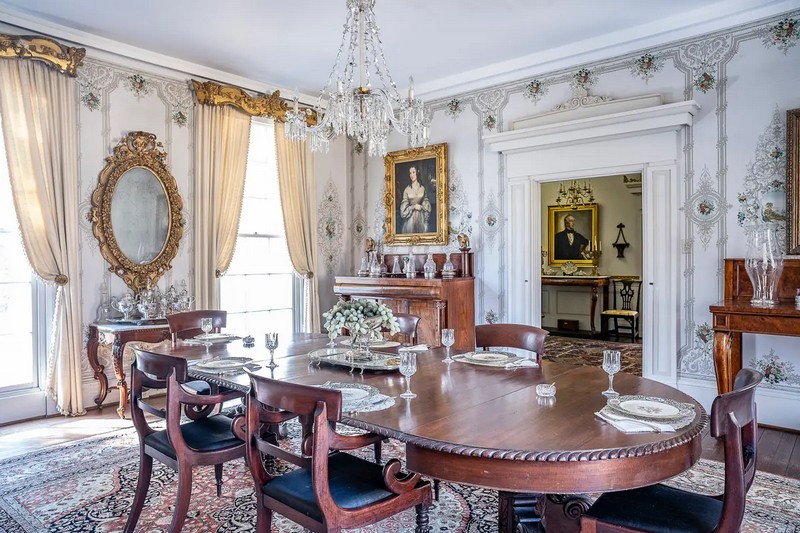 По словам экскурсовода Шервуд Форест Тима Коина во время экскурсии в декабре 2025 года, «столовая наиболее точно отражает оригинальный облик дома, когда здесь жил президент Тайлер». Флоральные обои в стиле рококо служат фоном для этой экстравагантной комнаты. С изящно резными позолоченными деревянными и гипсовыми (тип красочного покрытия) карнизами над окнами гармонично сочетаются не менее изысканные зеркала в стиле рококо и рама, обрамляющая портрет Джулии Гардинер Тайлер. Зеркало расположено над столом из розового дерева. Мебель, преимущественно из красного дерева, выполнена в стиле рококо, ампир и американском классическом стиле. Многие антикварные мебели происходят из родового дома Фрэнсис Пейн Букнайт Тайлер в Южной Каролине. (Sherwood Forest Plantation Foundation)