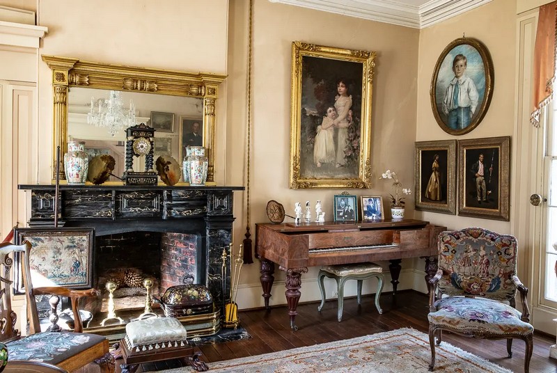 Дом Шервуд Форест наполнен мебелью, реликвиями, артефактами и картинами нескольких поколений потомков Тайлеров и их жен. В гостиной находится кладезь исторических предметов, таких как стул, обитый гобеленом, с кабриолевыми ножками, табурет с кисточками и лапами, махагоновое пианино на точеных ножках, украшенных ионическими капителями, и обитый гобеленом экран камина. Над камином из черного египетского мрамора висит классическое американское зеркало из позолоченного дерева с рифлеными колоннами. (Sherwood Forest Plantation Foundation)