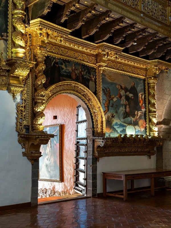 Бароковий стиль 17 століття, що характеризується складними формами та сміливими орнаментами, найбільш поширений у каплиці Сан-Антоніо-де-Абад. Складні золоті орнаменти обрамляють дверні прорізи, фрески та картини, а різьблені стельові консолі прикрашені декоративними візерунками. (Francisco Parente/Belmond)