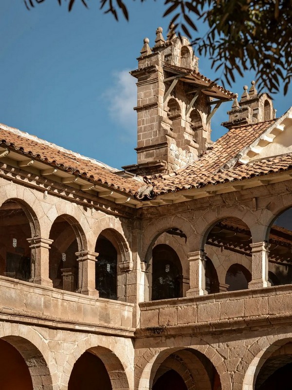 Вражає точність безлічі колон і арок, а також кількість кам'яних блоків, які довелося вирізати, щоб сформувати зовнішній вигляд будівлі. Дах аркад другого поверху покритий теракотовою плиткою, кожна з яких виготовлена шляхом заповнення форми вологою глиною, яку потім випікають. (Fran Parente/Belmond)