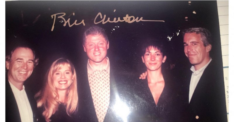 Колишній президент США Білл Клінтон, Гіслейн Максвелл і покійний фінансист та засуджений за сексуальні злочини Джеффрі Епштейн в маєтку Епштейна у Вашингтоні, округ Колумбія, США (House Oversight Committee Democrats)