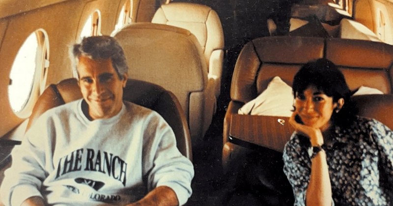 Гіслен Максвелл і Джеффрі Епштейн на фотографії, опублікованій Міністерством юстиції США у Вашингтоні 19 грудня 2025 року в рамках нової серії документів щодо розслідування справи покійного фінансиста і засудженого сексуального злочинця. (U.S. Justice Department)