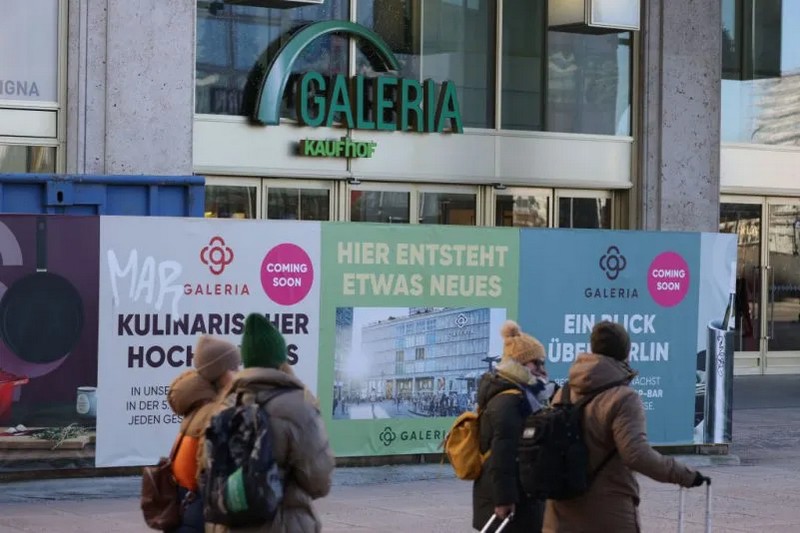 Перехожі йдуть повз магазин Galeria Karstadt Kaufhof 9 січня 2024 року в Берліні, Німеччина. (Sean Gallup/Getty Images)