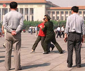 Поліція заарештовує послідовників Фалуньгун, які мирно звертаються до уряду на площі Тяньаньмэнь 11 травня 2000 р. Фото: AFP/Getty Images