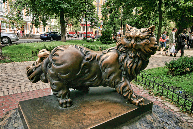 Монумент у пам'ять кота Пантюши поруч із рестораном «Пантагрюель» у Золотоворітському сквері в Києві. Ілюстративне фото: Matt Shalvatis/Flickr.com