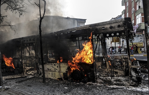 Сожжённый курдскими демонстрантами автобус 7 октября 2014 году в Стамбуле во время демонстрации против нападения повстанцев «Исламского государства» на сирийский город Кобани. Фото: OZAN KOSE/AFP/Getty Images