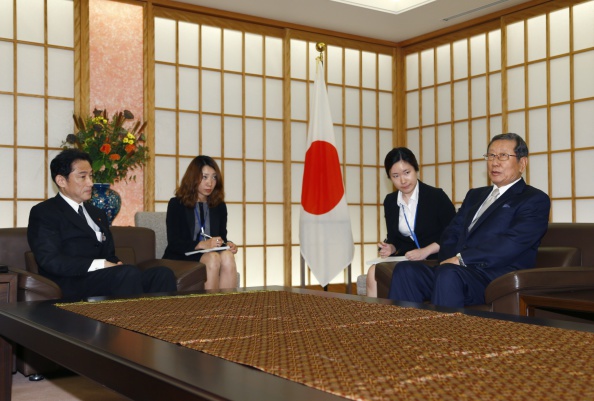 Посол Южной Кореи в Японии Ю Хун Су (справа) и министр иностранных дел Японии Фумио Кисида (справа) во время встречи в МИД Японии в Токио 28 августа 2014 года. Фото: SHIZUO KAMBAYASHI/AFP/Getty Images