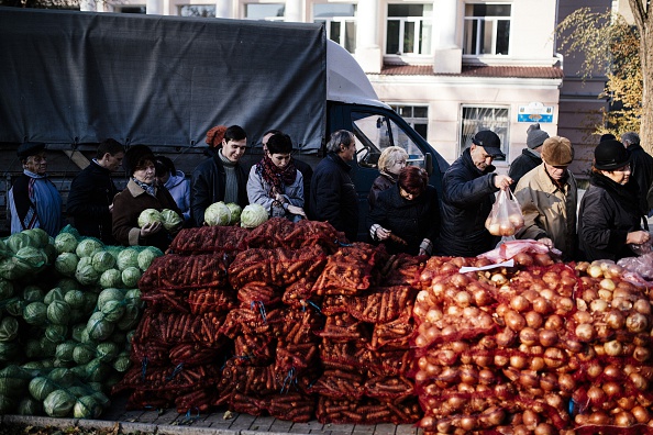 Продаж продуктів біля дільниць для голосування в день проведення «парламентських виборів» «ДНР». Фото: DIMITAR DILKOFF/AFP/Getty Images