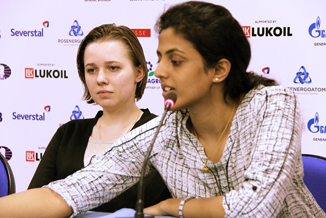 Мария Музычук и Харика Дронавалли. Фото: sochi2015.fide.com
