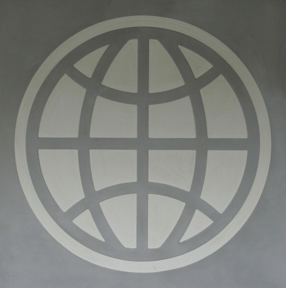 Логотип Світового банку. Фото: BRENDAN SMIALOWSKI/AFP/Getty Images