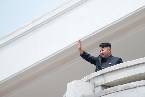 Ким Чен Ын приветствует военный парад, 27 июля 2013 года. Фото: Ed Jones/AFP/Getty Images