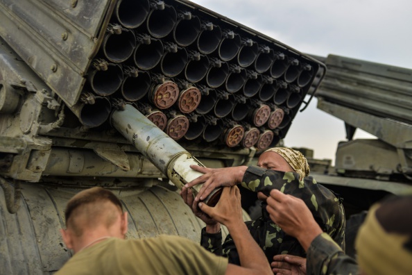 Украинские военные заряжают реактивную систему залпового огня «Град», 18 августа 2014 года. Фото: ALEKSEY CHERNYSHEV/AFP/Getty Images
