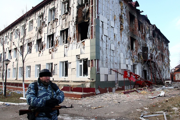 Дом, сгоревший в результате противостояния между боевиками и правоохранителями в Грозном, 5 декабря 2014 г. Фото: ELENA FITKULINA/AFP/Getty Images