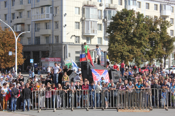 Жители Луганска празднуют День города 14 сентября 2014 года. Фото: Saslanbek Isaev/Anadolu Agency/Getty Images