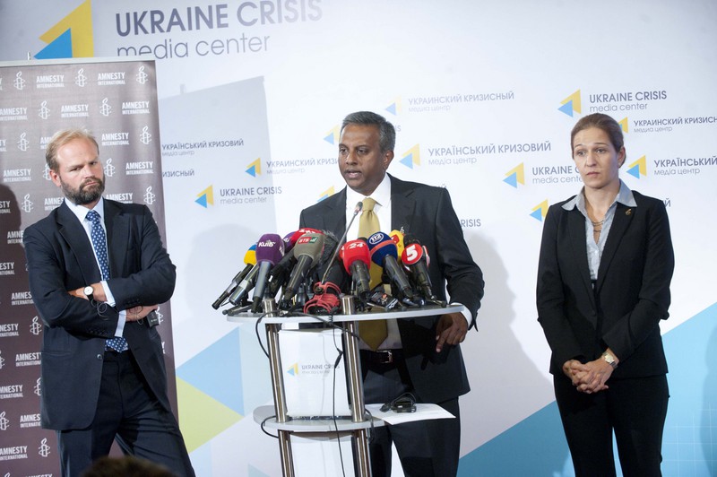 Генеральный секретарь Amnesty International Салил Шетти (в центре) на пресс-конференции в Киеве 8 сентября 2014 года. Фото: Amnesty International
