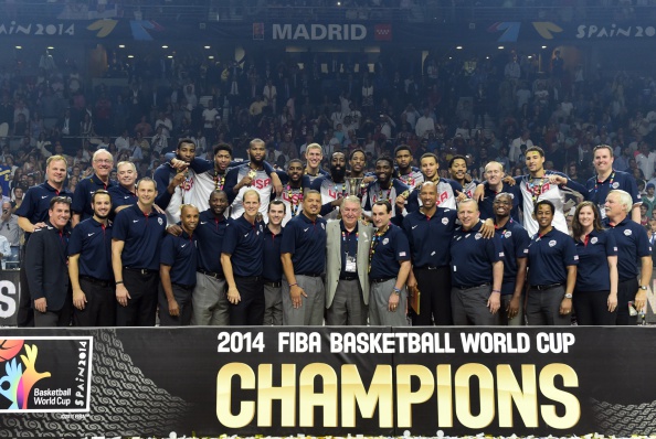 Баскетбольная команда США, тренер, а также технические работники команды празднуют победу на Чемпионате мира по баскетболу 14 сентября 2014 года, Мадрид, Испания. Фото: JAVIER SORIANO/AFP/Getty Images