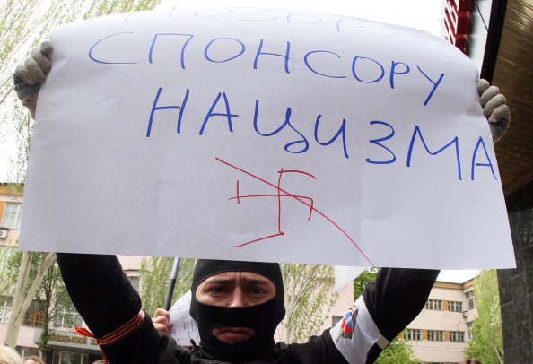 Участник демонстрации, в ходе которой было совершено нападение на отделение Приватбанка в Донецке, 28 апреля 2014 года. Фото: Alexander KHUDOTEPLY/AFP/Getty Images