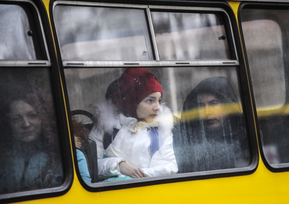 Иллюстрационное изображение: люди в маршрутном автобусе. Фото: BULENT KILIC/AFP/Getty Images
