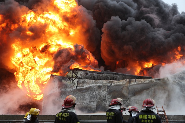 Пожежники борються з вогнем на місці вибуху на хімічному заводі із виробництва параксилолу, 7 квітня 2015 року, китайське місто Чжанчжоу. Вибух стався о 18:58 6 квітня у зв'язку з витоком масла. Не була виявлена яка-небудь аварія, що могла до цього призве