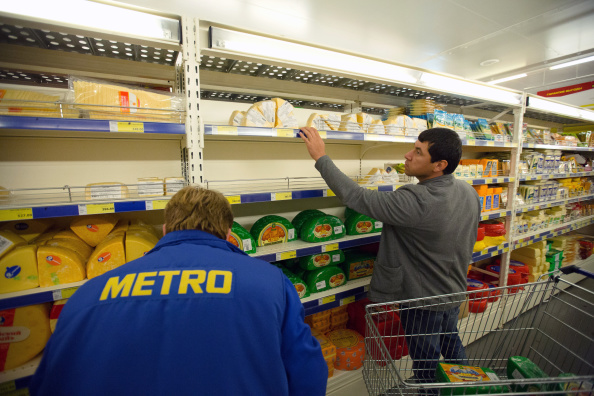 Порожні полиці одного з російських супермаркетів — раніше на них розміщувалися імпортні сири. 29 серпня 2014 року. Фото: Andrey Rudakov/Bloomberg via Getty Images