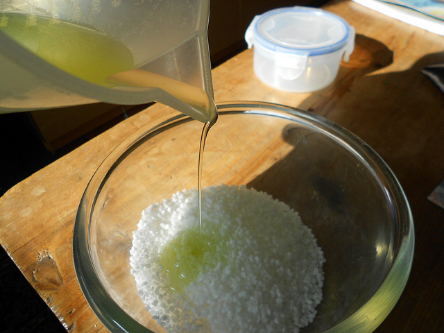 Приготовление натурального скраба в домашних условиях. Добавьте смягчающее средство — яичный белок или масло. Фото: Sally/flickr.com