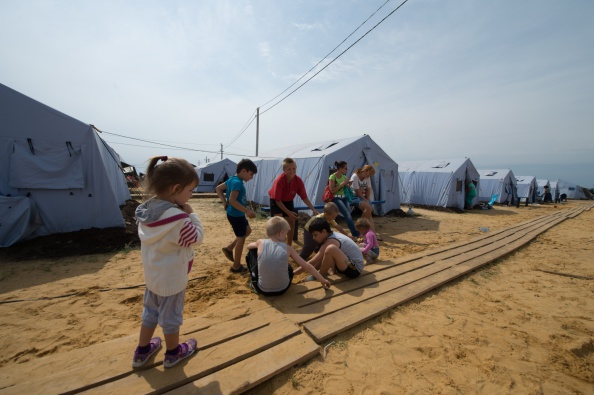 Дети играют в лагере для украинских беженцев в Ростовской области. Фото: DMITRY SEREBRYAKOV/AFP/Getty Images