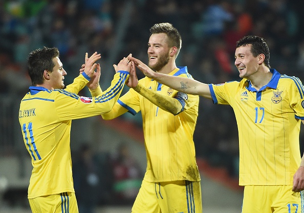 Футболисты украинской сборной поздравляют друг друга с голом на встрече со сборной Люксембурга. Фото: EMMANUEL DUNAND/AFP/Getty Images