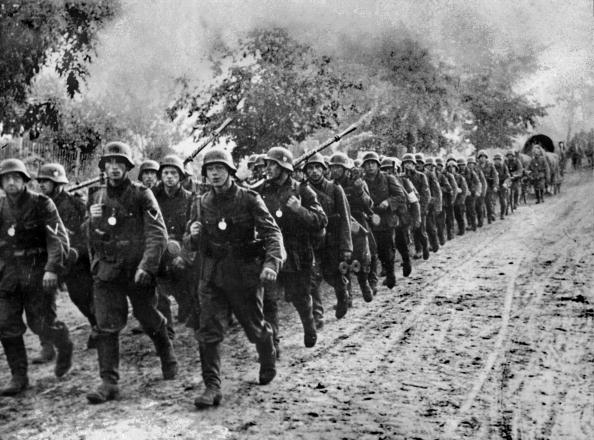 Сентябрь 1939 года: Армия Германии вторгается в Польшу вскоре после того, как между Третьим Рейхом и СССР в Москве был подписан пакт Риббентропа-Молотова, согласно которому два государства поделили между собой территорию Речи Посполитой, в состав которой