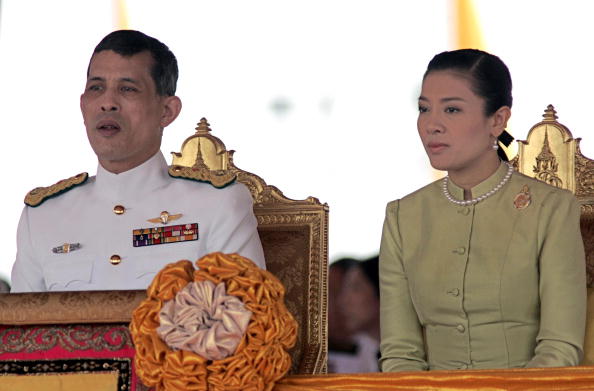 Наследный принц Таиланда Маха Ватчиралонгкорн и принцесса Срирасми. Фото: PORNCHAI KITTIWONGSAKUL/AFP/Getty Images