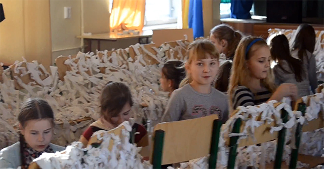 Львовские школьники плетут маскировочные сетки для защитников Украины на Донбассе. Кадр из видео: Petro Volinski/Youtube