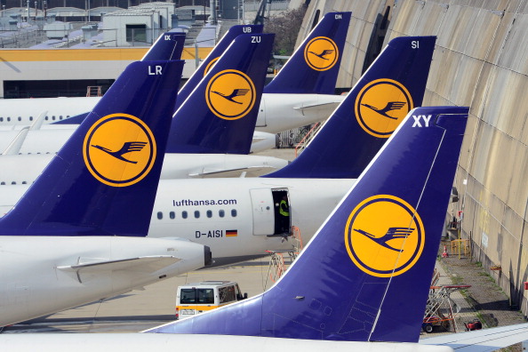 Самолёы немецкой авиакомпании Lufthansa стоят в аэропорту Франкфурта 2 апреля 2014 года. Тогда также проходила забастовка пилотов этого авиаперевозчика. Фото: Thomas Lohnes/Getty Images