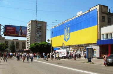 450-метровый национальный флаг с гербом Украины, который повесили на фасаде здания Житомирского учебно-производственного предприятия. Фото: 5 канал