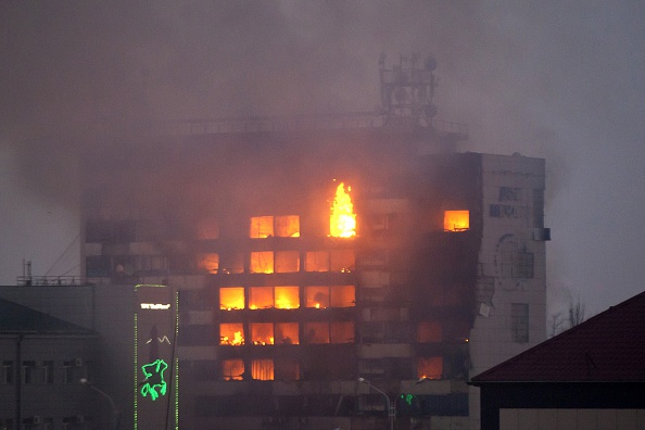 В столице Чечни Грозном Дом печати, в котором были заблокированы несколько боевиков, загорелся в результате обстрела. Фото: ELENA FITKULINA/AFP/Getty Images