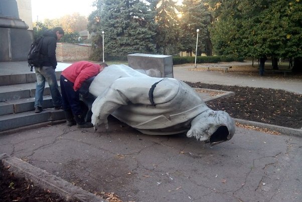 Повалений пам'ятник Леніну у Кривому Розі. Фото: 0564.ua