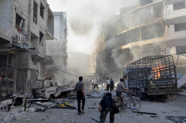 Після авіаударів по житлових кварталах в Дамаску, Сирії з боку сил режиму Асада 11 вересня 2014 р. В результаті бомбардування загинуло 50 людей, понад 200 поранено. Фото: Yousef Albostany/Anadolu Agency/Getty Images
