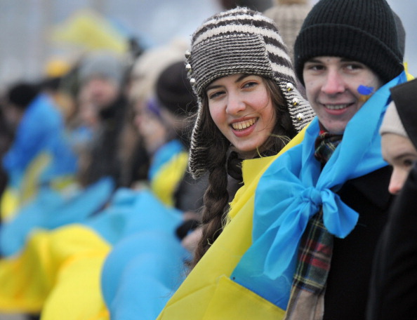 Живий ланцюг із людей, які тримають українські прапори, була складена на мосту через Дніпро в День Соборності України. Київ, 22 січня 2013 року. Фото: Євген Савілов/AFP/Getty Images