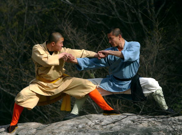 Шаолиньские монахи демонстрируют приёмы кунфу. Фото: Cancan Chu/Getty Images