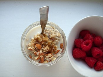 Ленивая овсянка: быстрый и полезный завтрак на все случаи жизни. Фото: Maria Pontikis/flickr.com