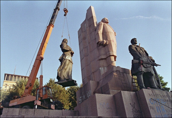 Демонтування пам'ятника радянської доби із Майдану Незалежності, 12 вересня 1991 року. Фото: SERGEY SUPINSKI/AFP/Getty Images