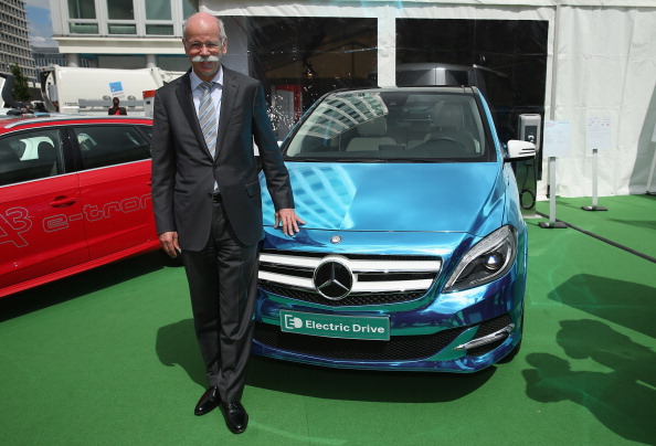 Глава корпорации Daimler AG Дитер Цетше стоит рядом с электрокаром Mercedes-Benz на Конференции электромобилей в Берлине, 27 мая 2013 года. Фото: Sean Gallup/Getty Images