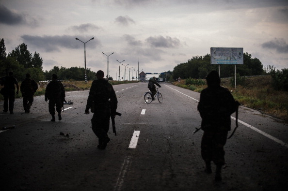 Боевики «ДНР» патрулируют вдоль дороги под Донецком 18 августа 2014 года. Фото: DIMITAR DILKOFF/AFP/Getty Images