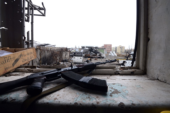 Картини з життя сучасного Донбасу: автомат бойовика, залишений ним на підвіконні. Фото: DOMINIQUE FAGET/AFP/Getty Images