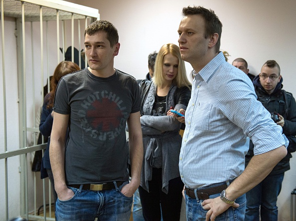 Российский оппозиционный лидер Алексей Навальный (справа) и его брат и соподсудимый Олег присутствуют на оглашении приговора по их делу о мошенничестве, суд в Москве 30 декабря 2014 года. Фото: DMITRY SEREBRYAKOV/AFP/Getty Images