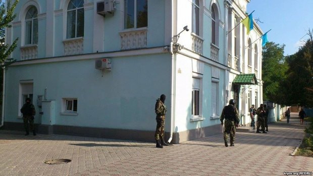 Озброєні люди оточили будівлю Меджлісу кримськотатарського народу, 16 вересня. Фото: Крим. Реалії